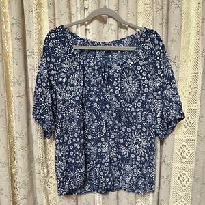 5/$35 Torrid Size 0 Navy Blue Boho Peasant Blouse Medallion Print EUC